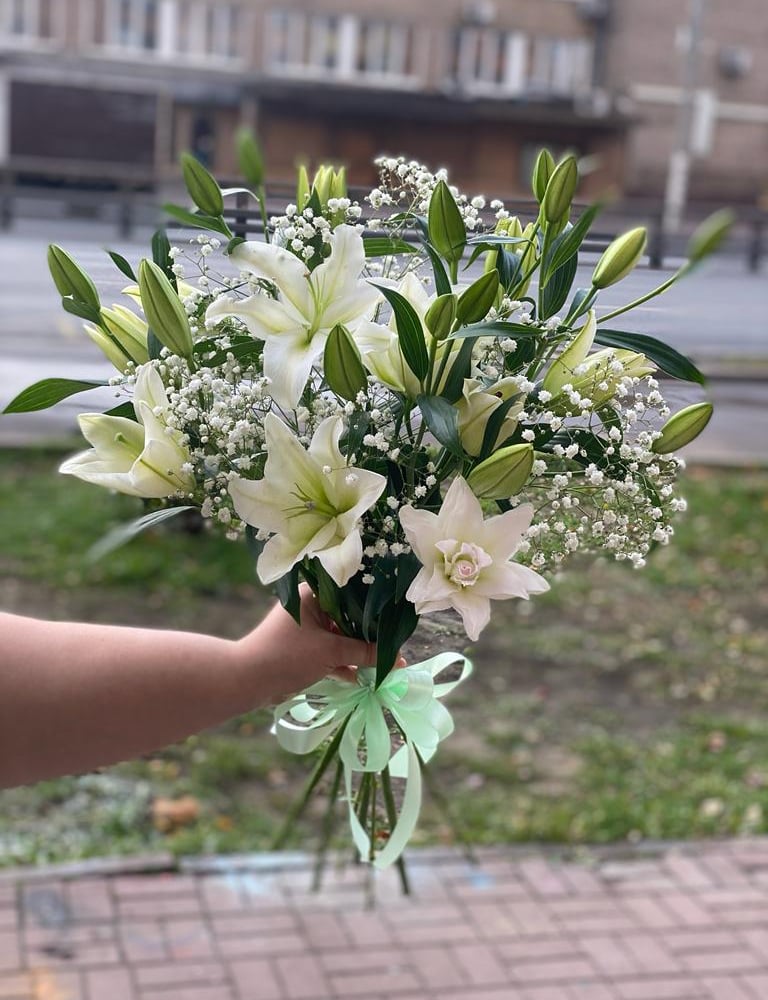 Букет «Лилии с гипсофилами»