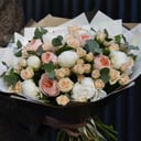Букет для любимой из роз и пионов