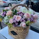 Корзина -сумочка с нежными цветами из роз и альстромерий