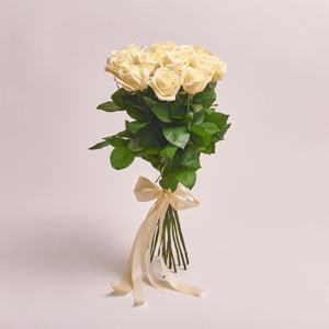Букет «Охапка 15 белых роз под ленту»