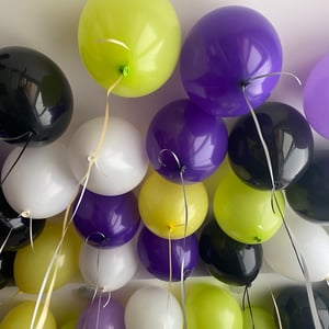 Яркий набор из 25 шаров под потолок