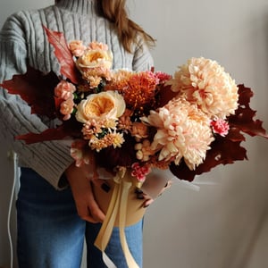 Шляпная коробка с цветами «Хризантемы, розы и леукосперум»