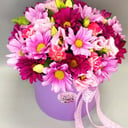 Шляпная коробка с цветами «Композиция "Внимание"» из хризантем и роз