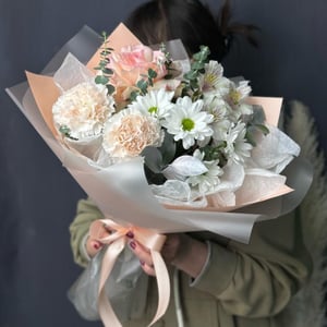 Букет "Пустыня любви" из гвоздик и роз