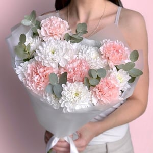 Букет «Нежность в руках» из гвоздик и хризантем