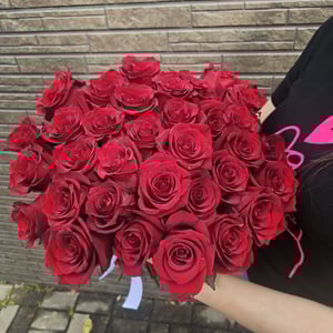 Букет «Охапка 33 красных розы под ленту»