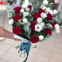 Букет «Цветочный рай» из роз и эустом