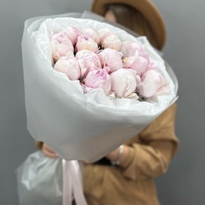 Букет из нежно-розовых пионов