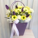 Коробка с цветами «Яркая хризантема с тюльпанами»