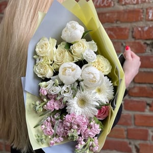 Букет «Нинэль» из маттиолы и роз