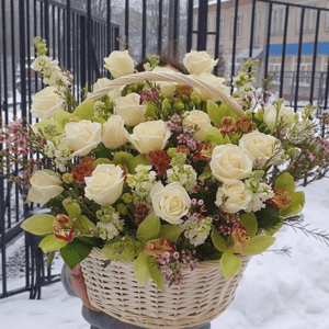 Корзина с цветами «Сливочный десерт» из экзотических цветов и эустом