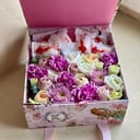 Подарочный набор «Сладкая коробка с рафаэлло» из роз и хризантем