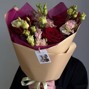 Букет с красными розами и лизиантусами из эустом