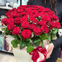 Шляпная коробка с цветами «51 Алая роза»