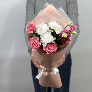 Букет «Природная симфония» из гвоздик и эустом