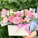 Коробка с цветами «Нежная сумочка» из роз и гвоздик