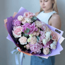 Нежный букет с пионами из роз и эустом