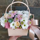 Коробка с цветами «Кремовая сумочка» из хризантем и роз