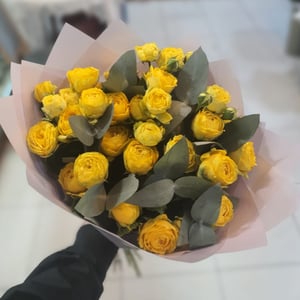 Букет пионовидных роз с эвкалиптом