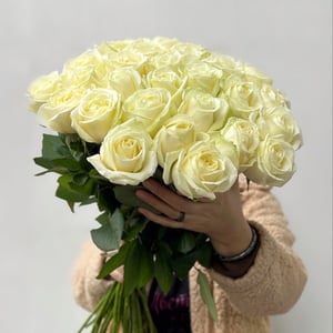 Букеты цветов из белых роз 35 шт