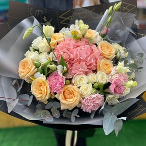 Букет «Знак любви» из роз и эустом