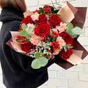 Букет «Праздник» из роз и гвоздик
