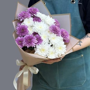 Букет из 5 хризантем микс с оформлением