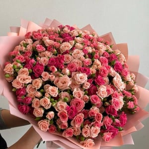 Нежный букет из кустовой розы