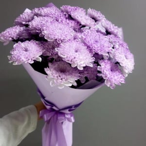 Букет из сиреневых кустовых хризантем