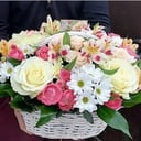 Корзина с цветами «Летний день» из роз и альстромерий