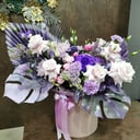 Шляпная коробка с цветами «Коробка сказочная» из роз и хризантем