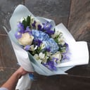 Букет «Сияние сапфира» из ирисов и альстромерий