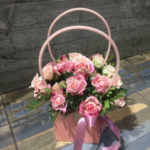 Милая цветочная композиция в сумочке из роз