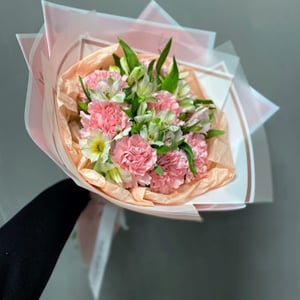 Букет «Моей милашке» из гвоздик и альстромерий