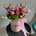 Шляпная коробка с цветами «Сезонная коробка» из эустом и роз