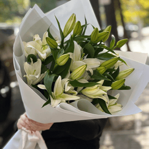 Букет из белых лилий