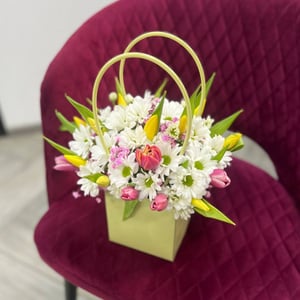 Коробка с цветами «Композиция с тюльпанами и хризантемой»