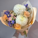 Букет с хризантемой и диантусами из ирисов и роз