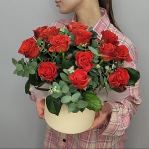 Шляпная коробка с цветами «Алые Кружева» из роз