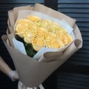 Букет из 15 кремовых роз в оформлении