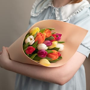 Букет «15 тюльпанов микс Вестники весны»