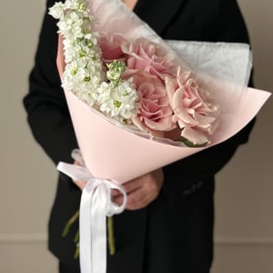 Букет из роз и маттиолы