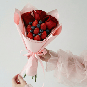 Букет с красными розами и клубникой