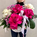 Корзина с цветами «Свидание в Париже» из роз и гипсофил