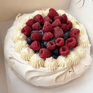 Торт Павлова с малиной и голубикой