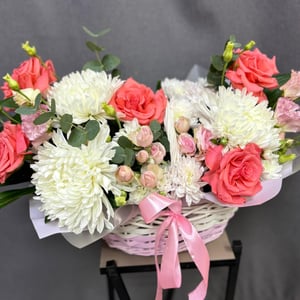 Корзина с цветами «Композиция "Дивный сад"» из роз и хризантем