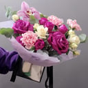 Коробка с цветами «Вайолет» из роз и гвоздик