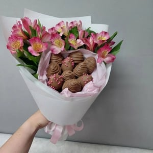 Букет 10 ягод в молочном шоколаде и цвет