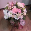 Шляпная коробка с цветами «Цветочная композиция "Скромная улыбка"» из роз и эустом