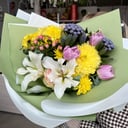 Букет «Весенняя нежность» из хризантем и тюльпанов